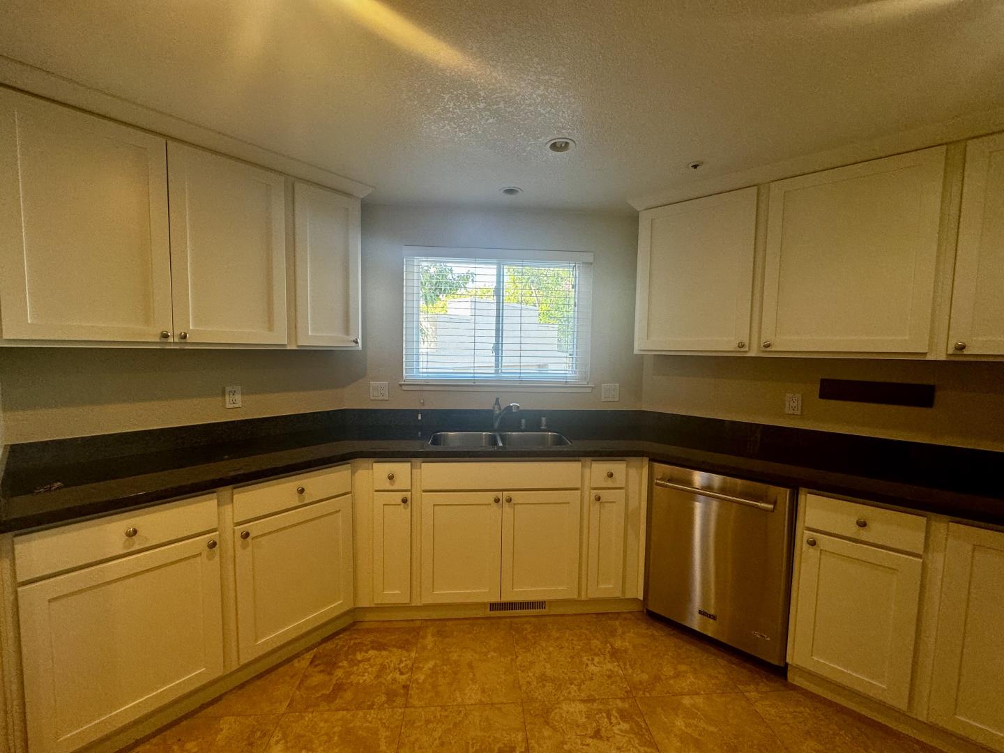 109 E Court LN