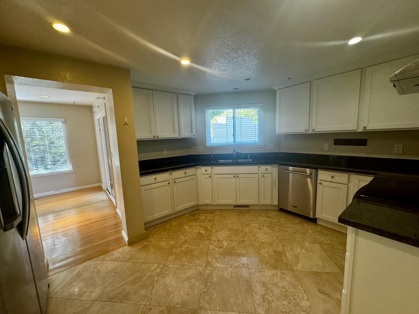 109 E Court LN
