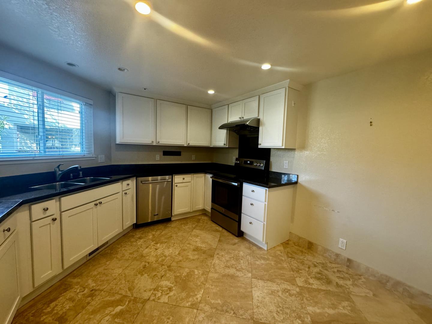 109 E Court LN