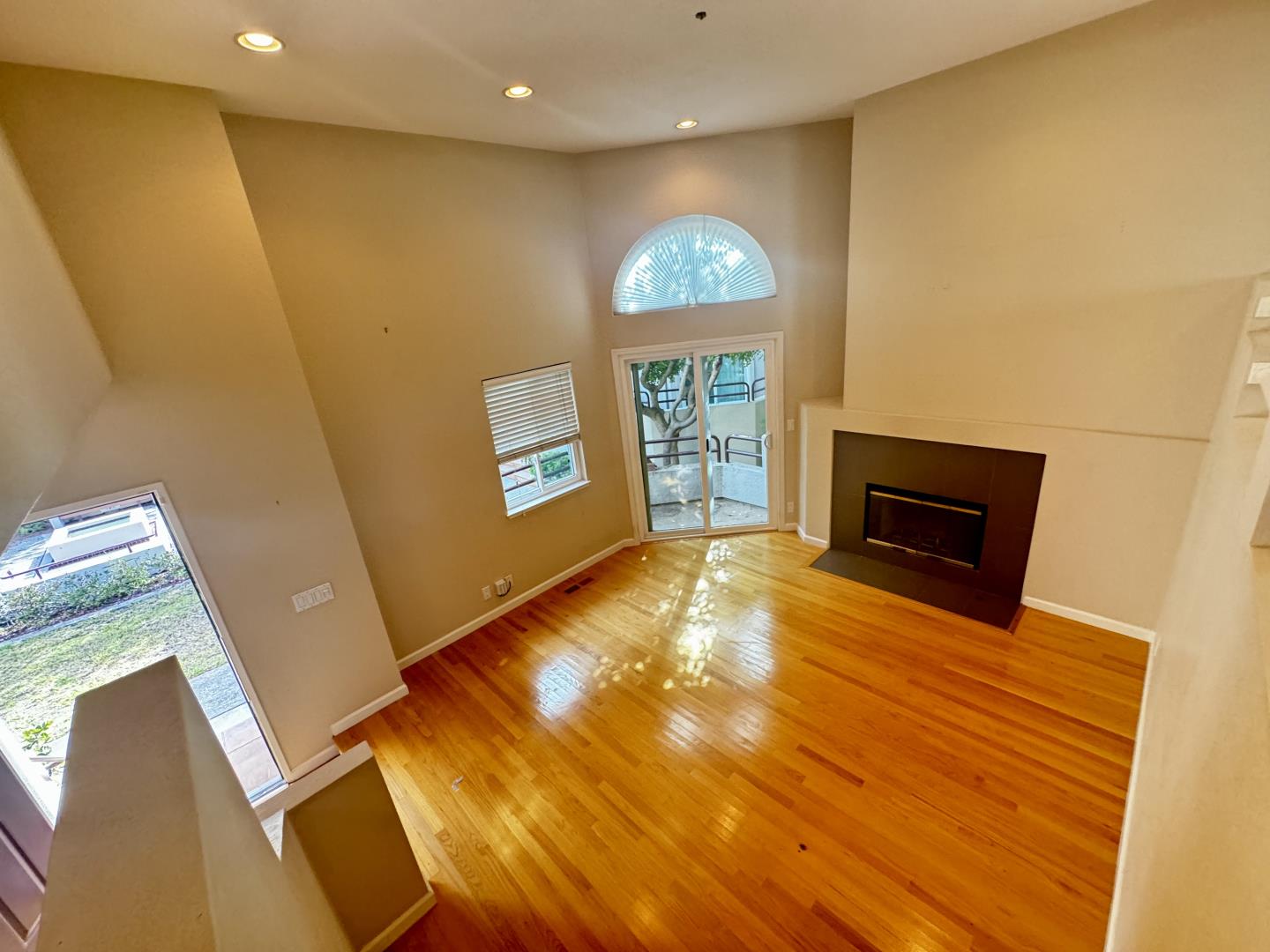 109 E Court LN