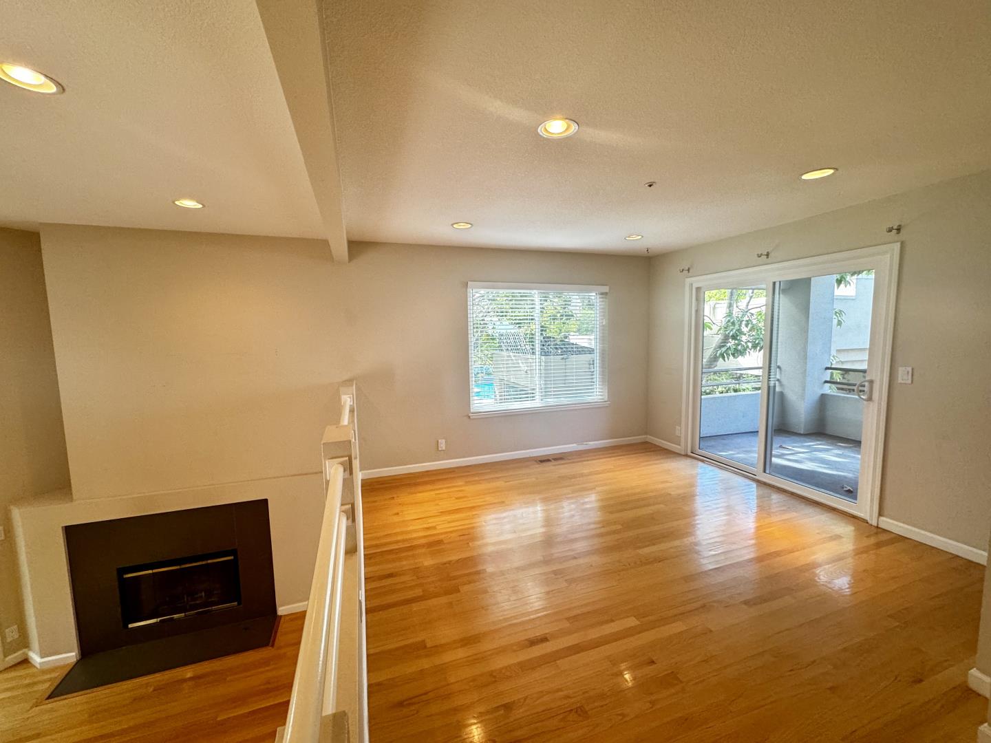 109 E Court LN