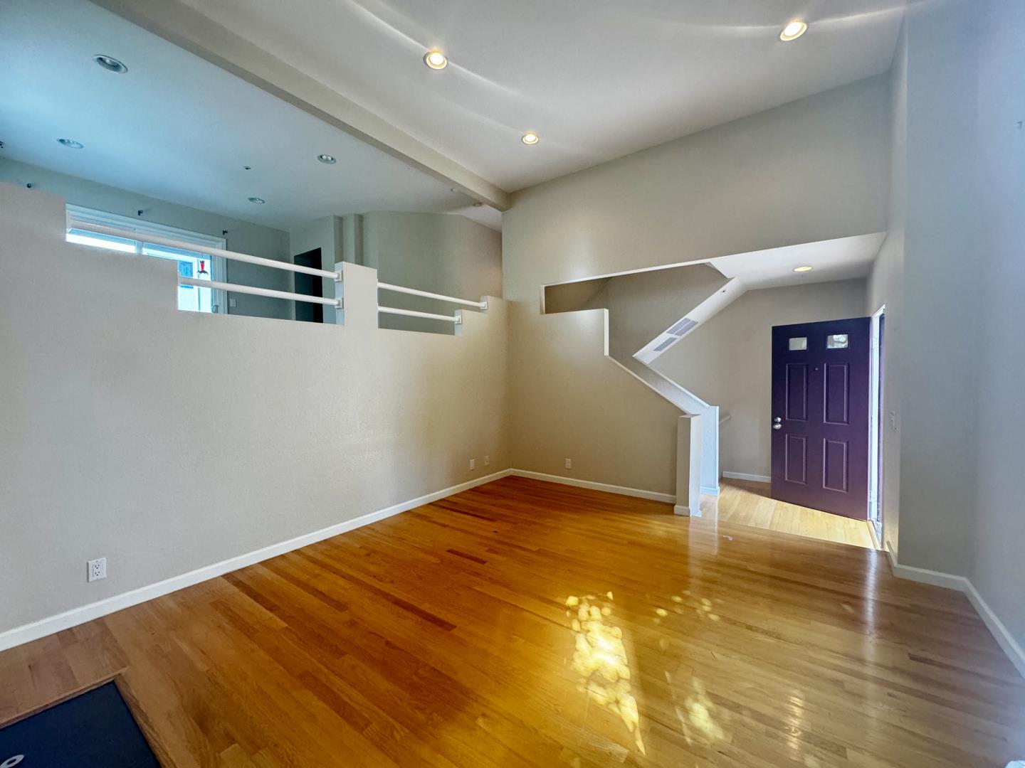 109 E Court LN