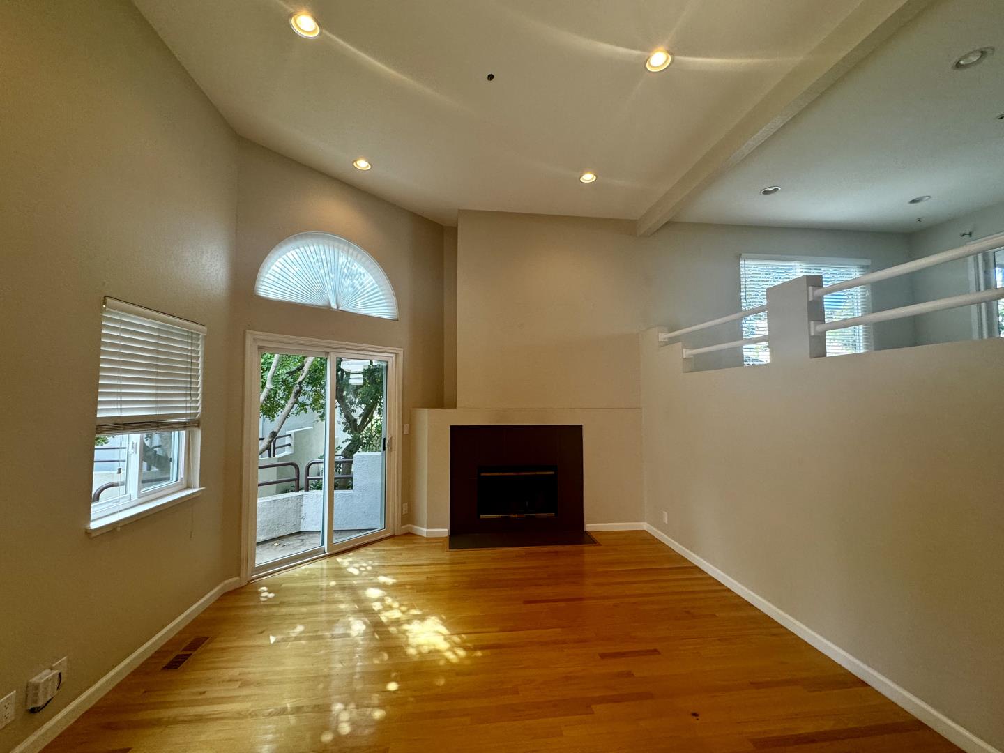 109 E Court LN