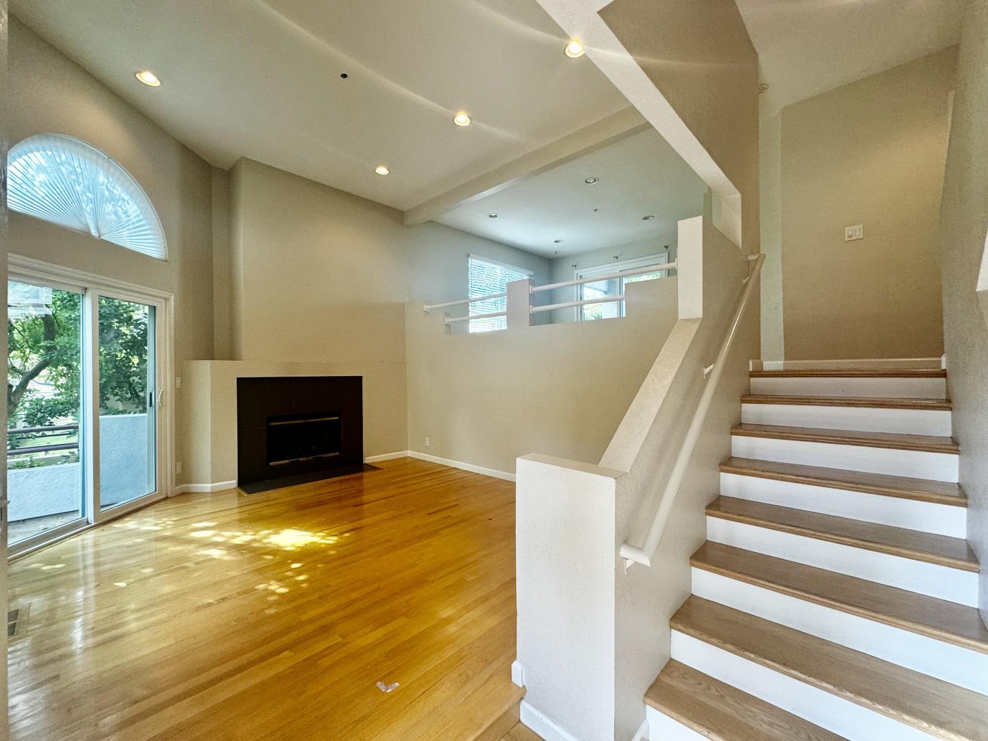 109 E Court LN