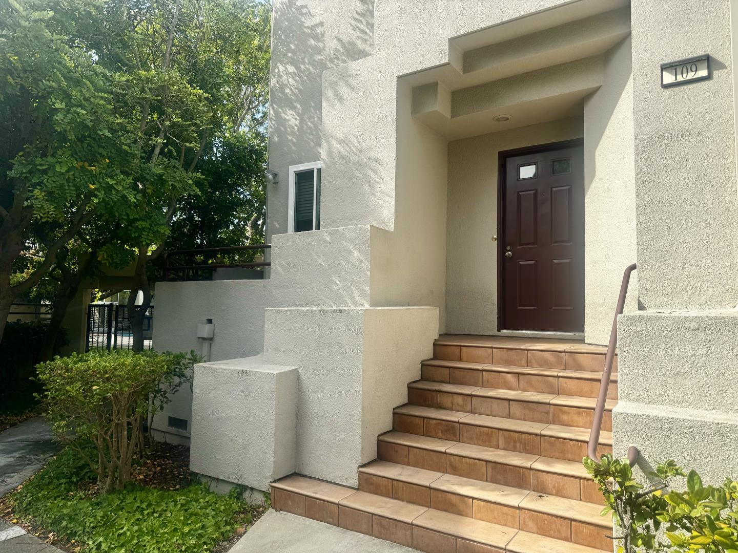 109 E Court LN