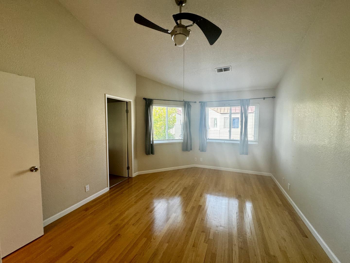 109 E Court LN