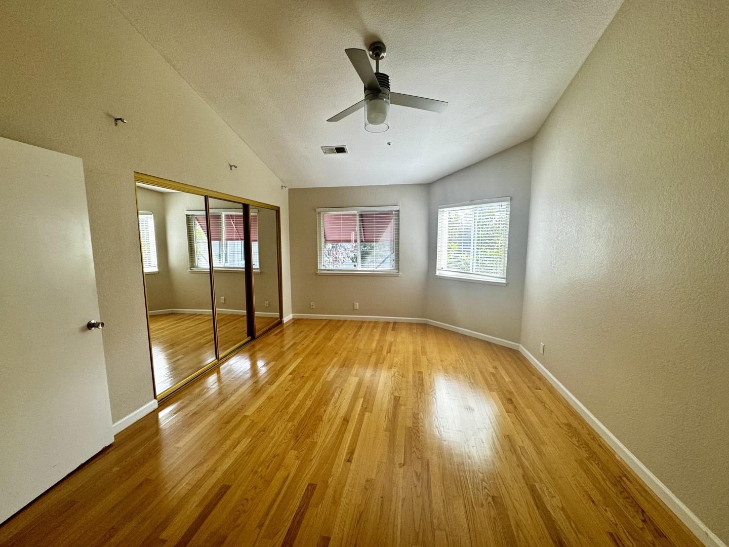 109 E Court LN