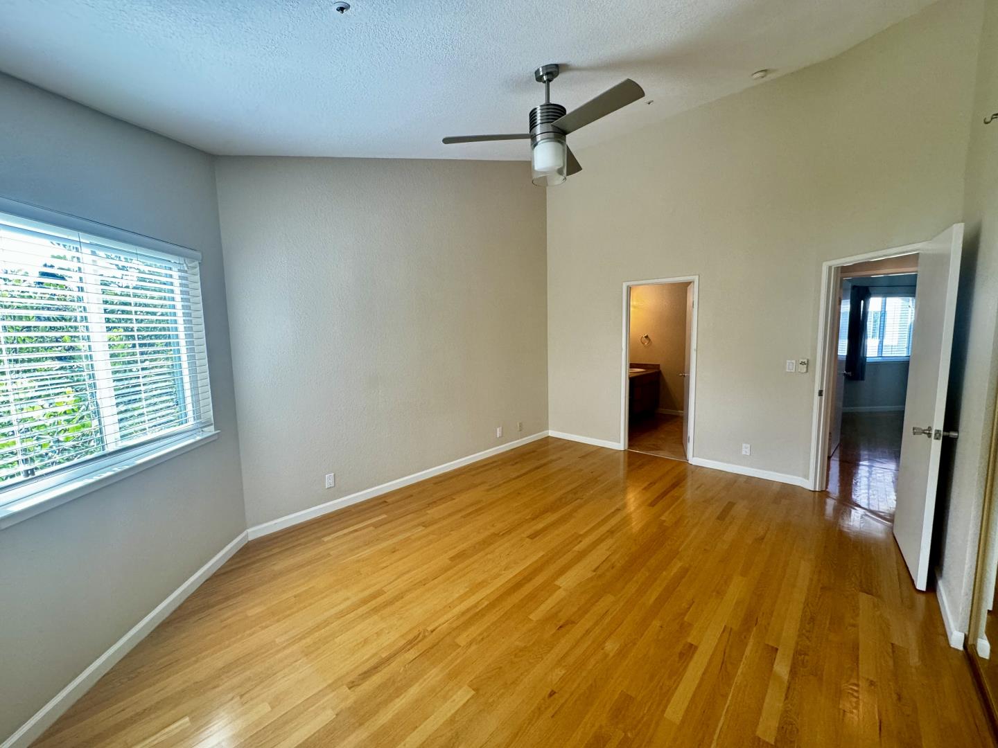 109 E Court LN