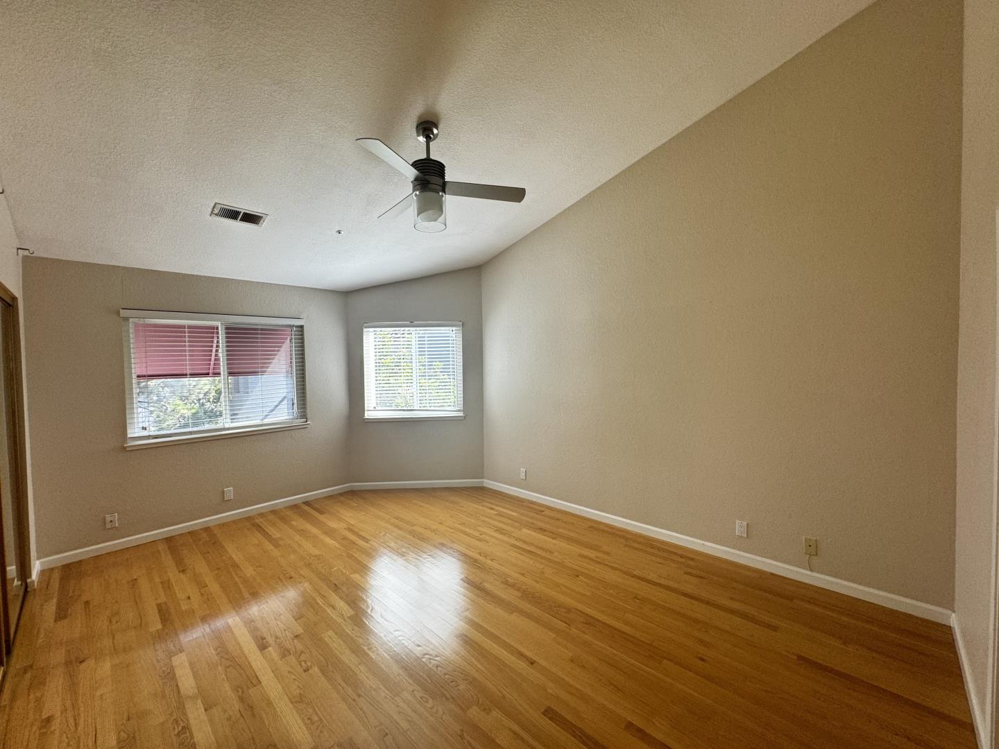 109 E Court LN