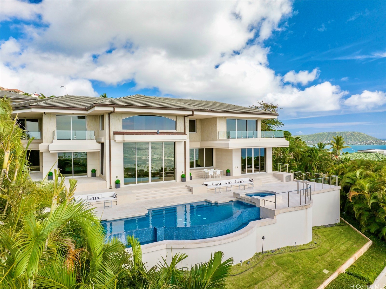 360 Puuikena Drive