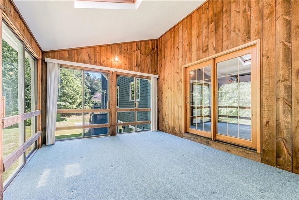 248 Larchmont Ln