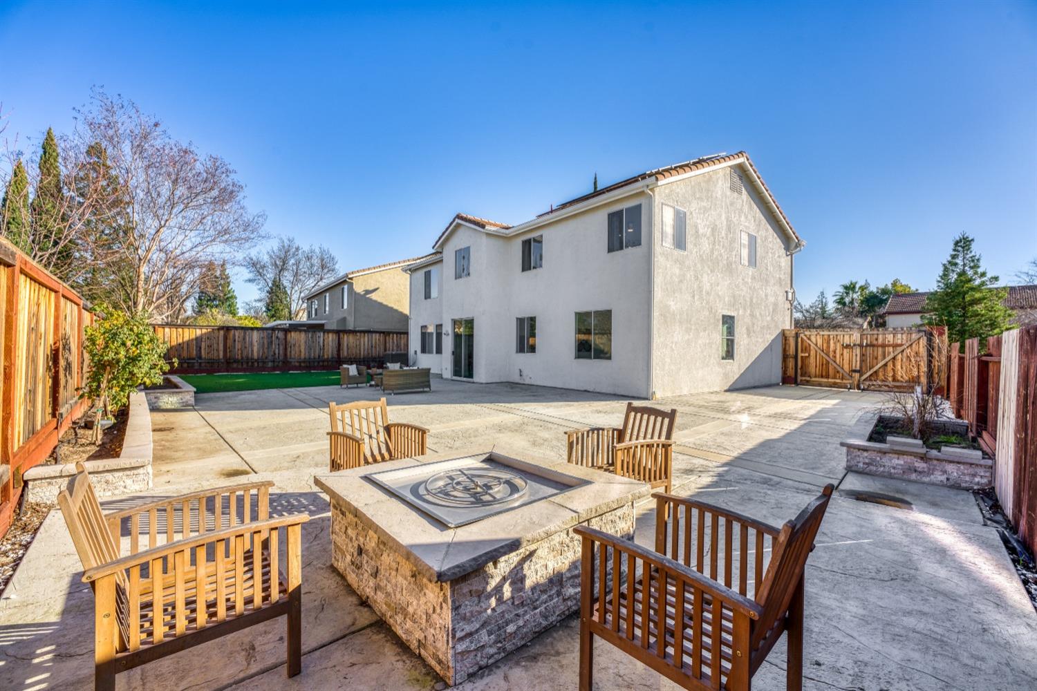 1909 Azalea Way