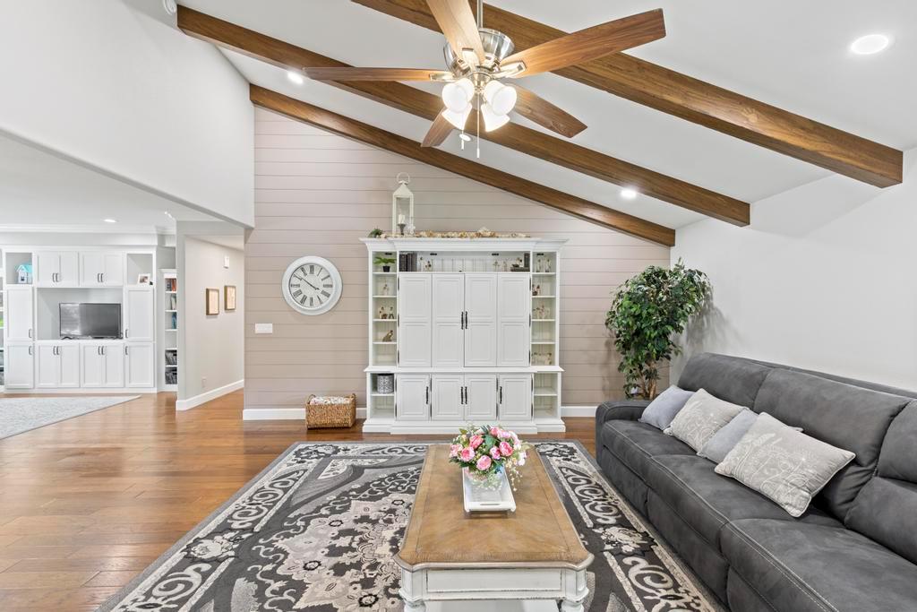 734 Mariner Loop