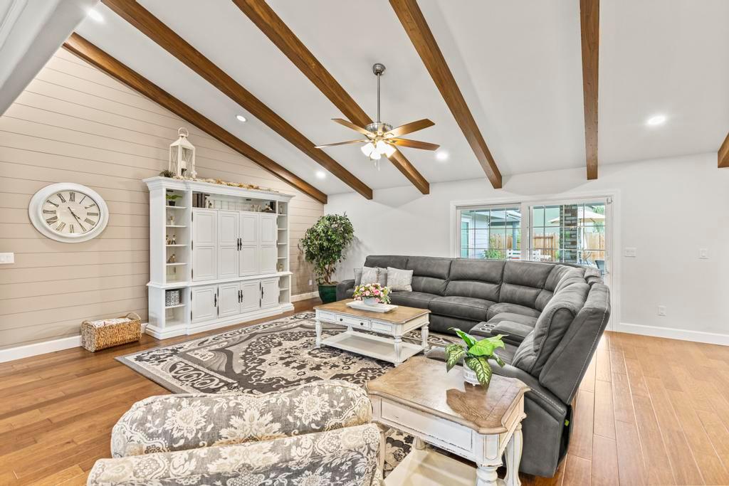 734 Mariner Loop