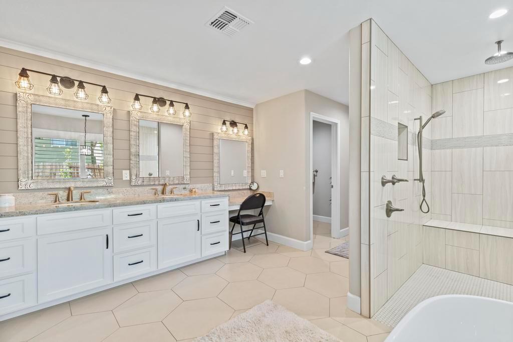 734 Mariner Loop