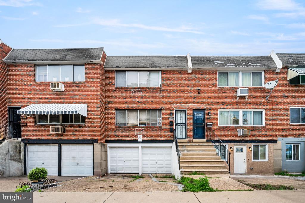 1231 W Champlost St
