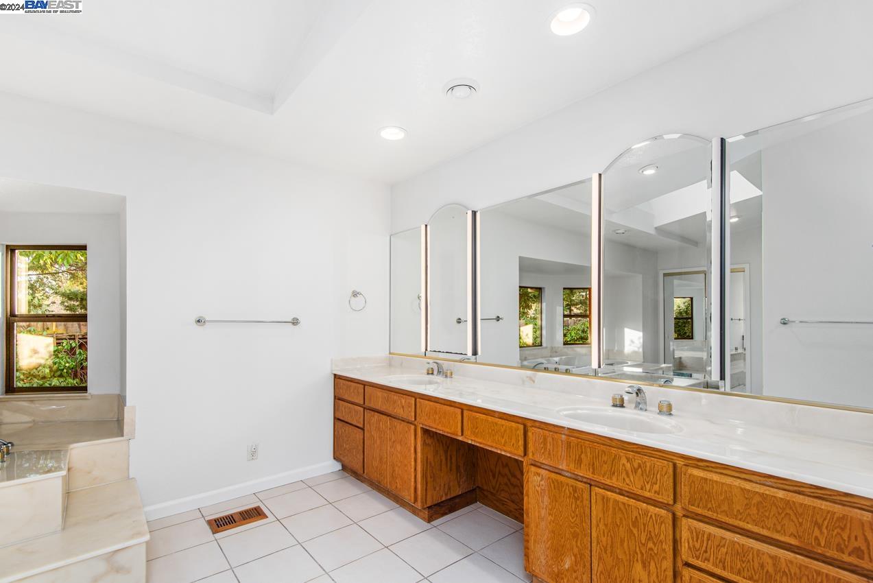 3221 Melanie Cir