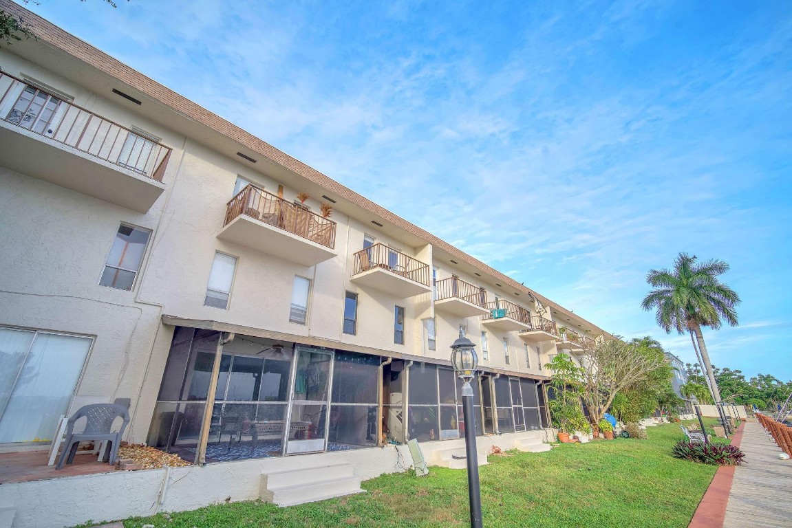 1100 Crystal Lake Dr 214