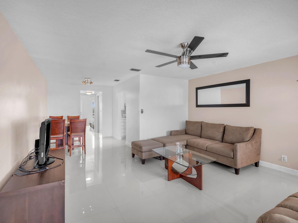 1100 Crystal Lake Dr 214