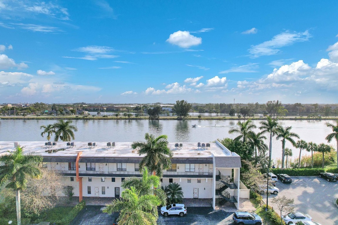 1100 Crystal Lake Dr 214