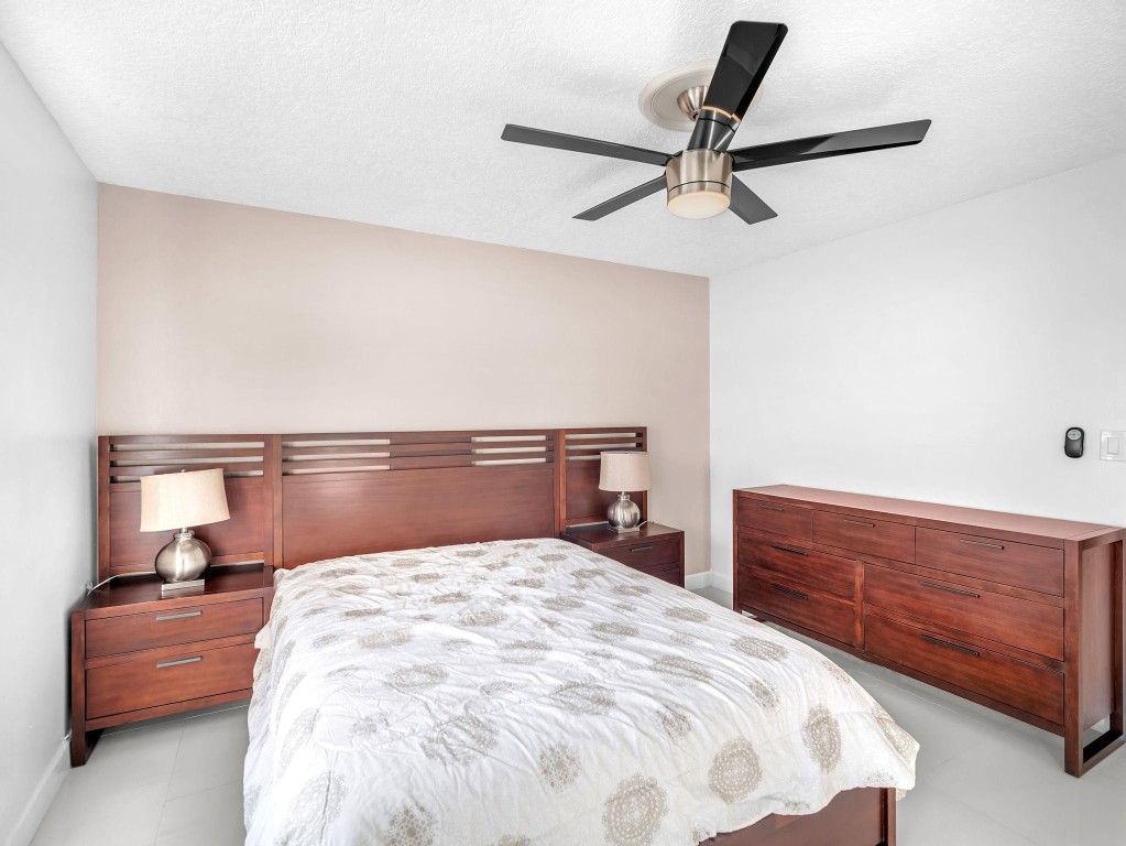 1100 Crystal Lake Dr 214