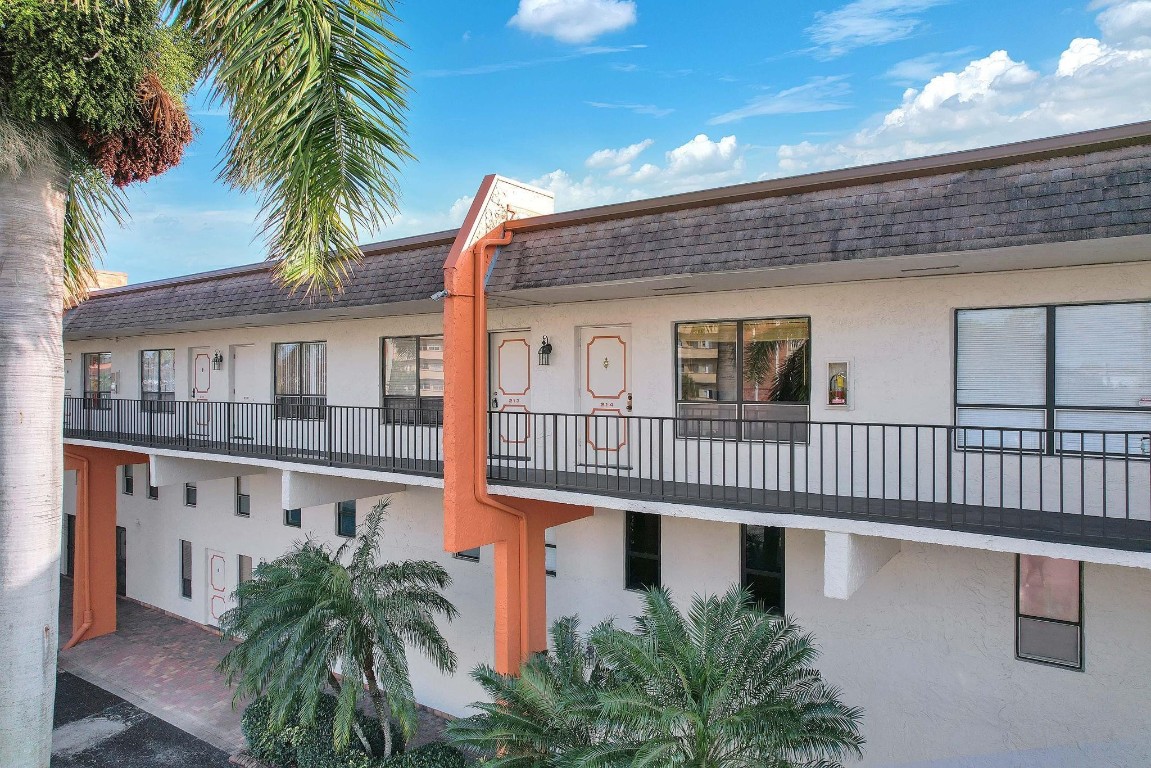 1100 Crystal Lake Dr 214