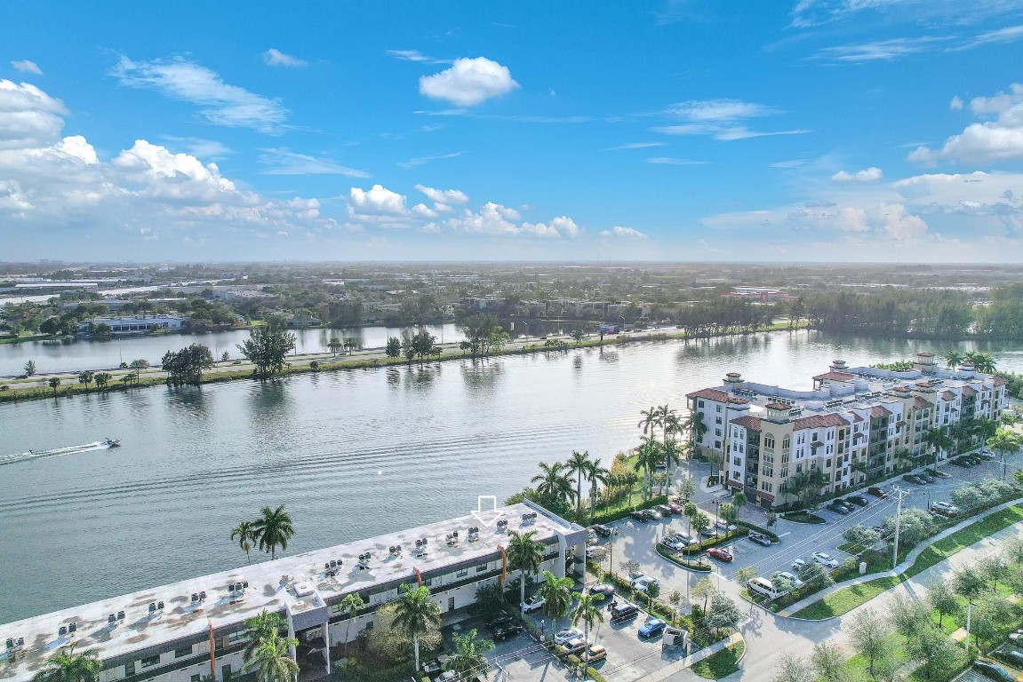 1100 Crystal Lake Dr 214