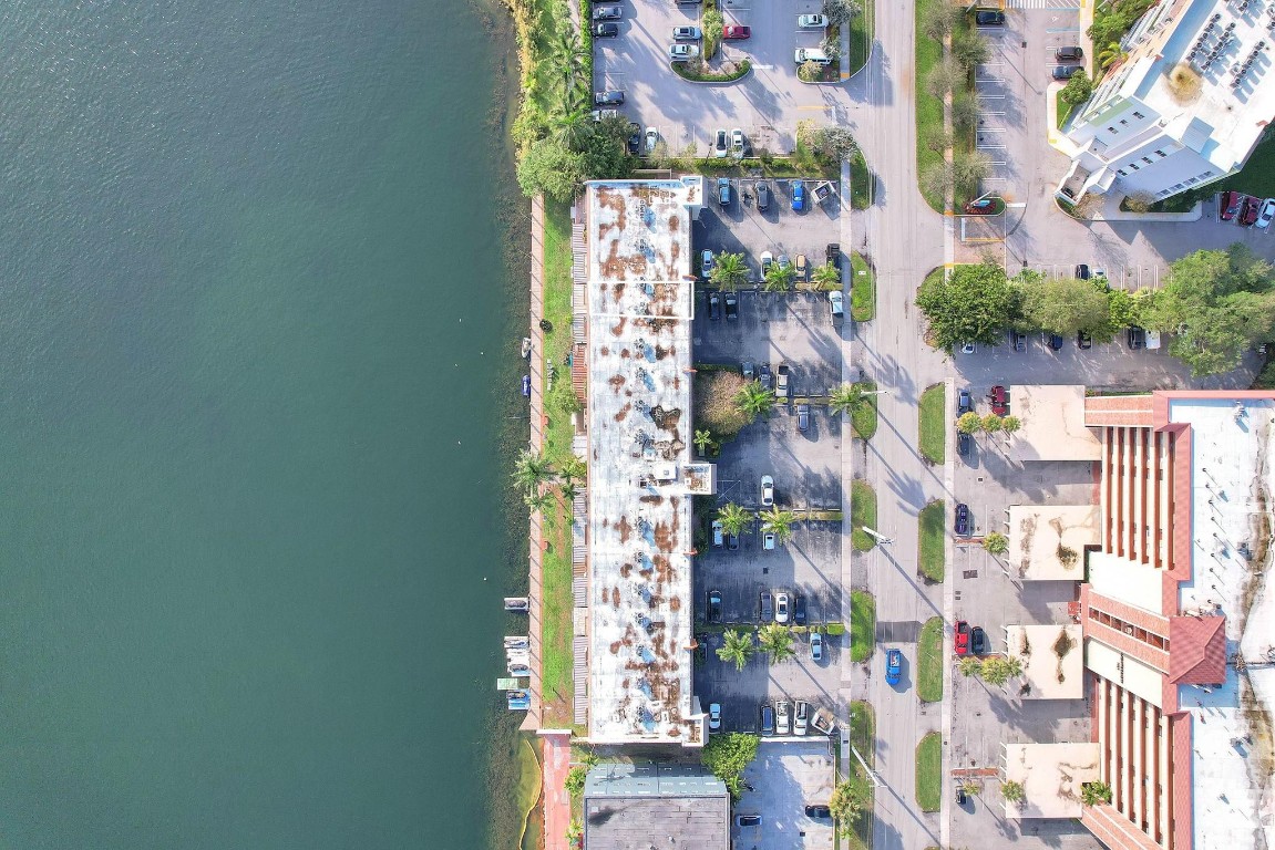 1100 Crystal Lake Dr 214