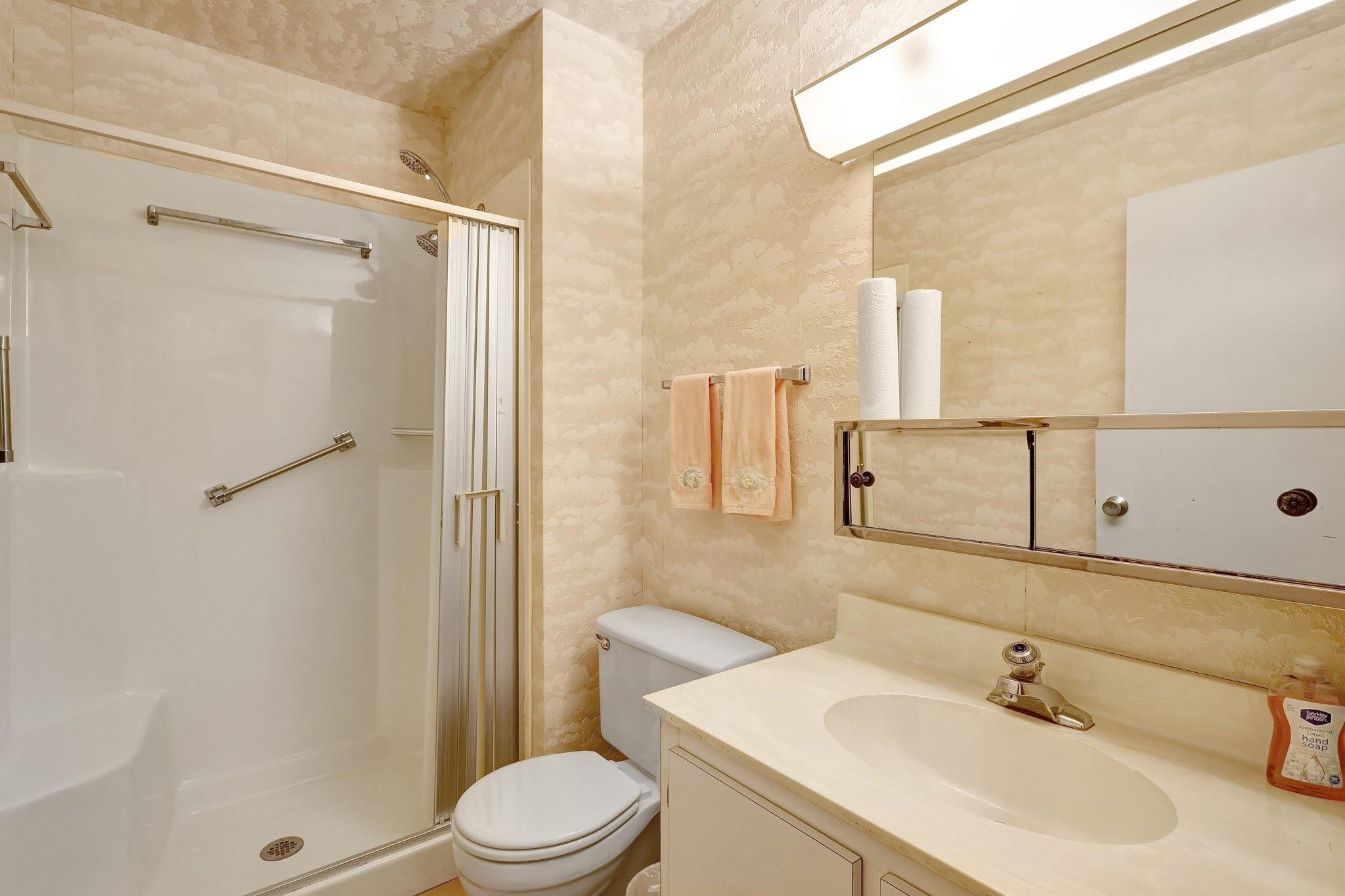 204 Lake Helen Dr 204