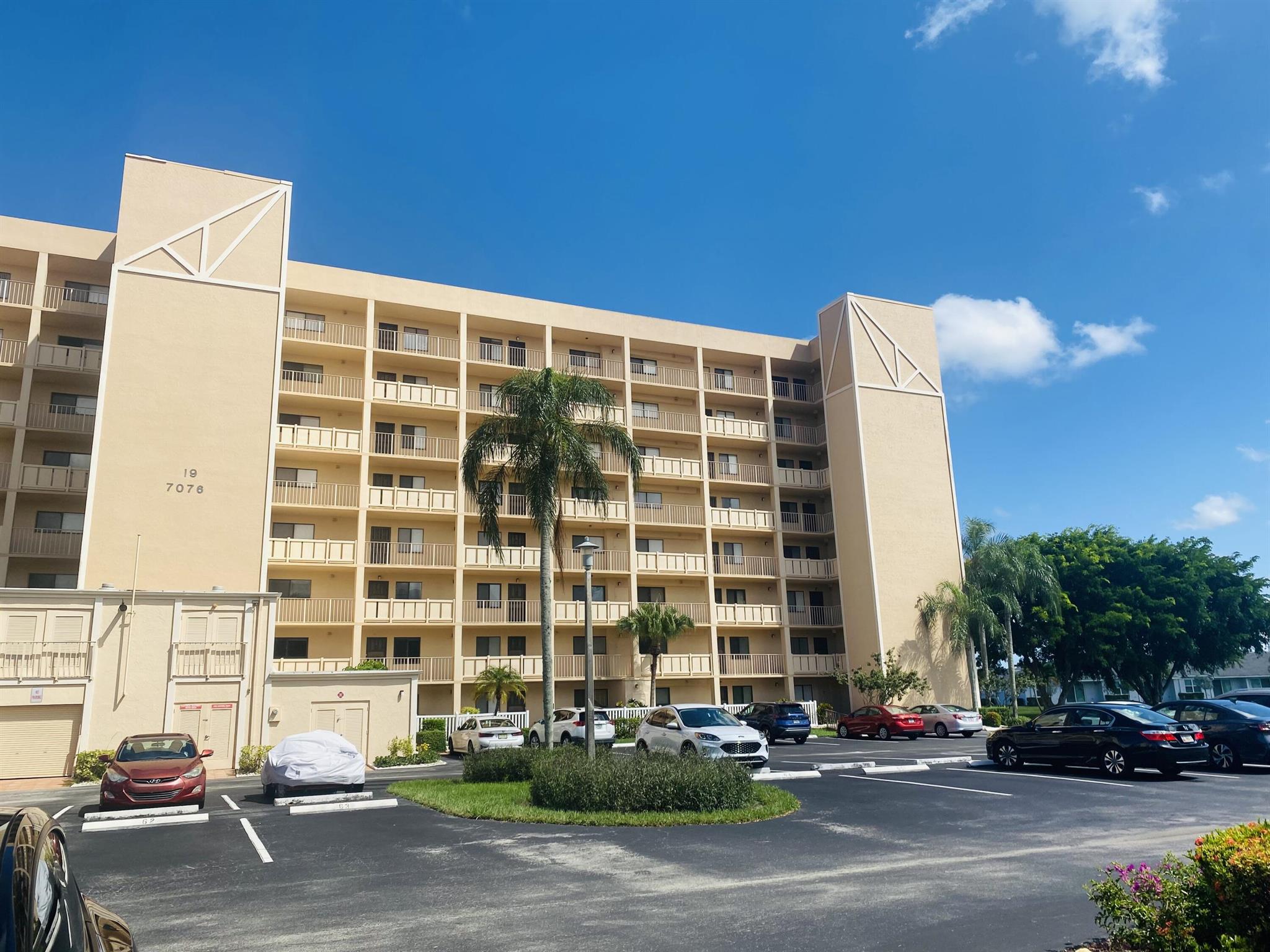 7076 Huntington Lane 801