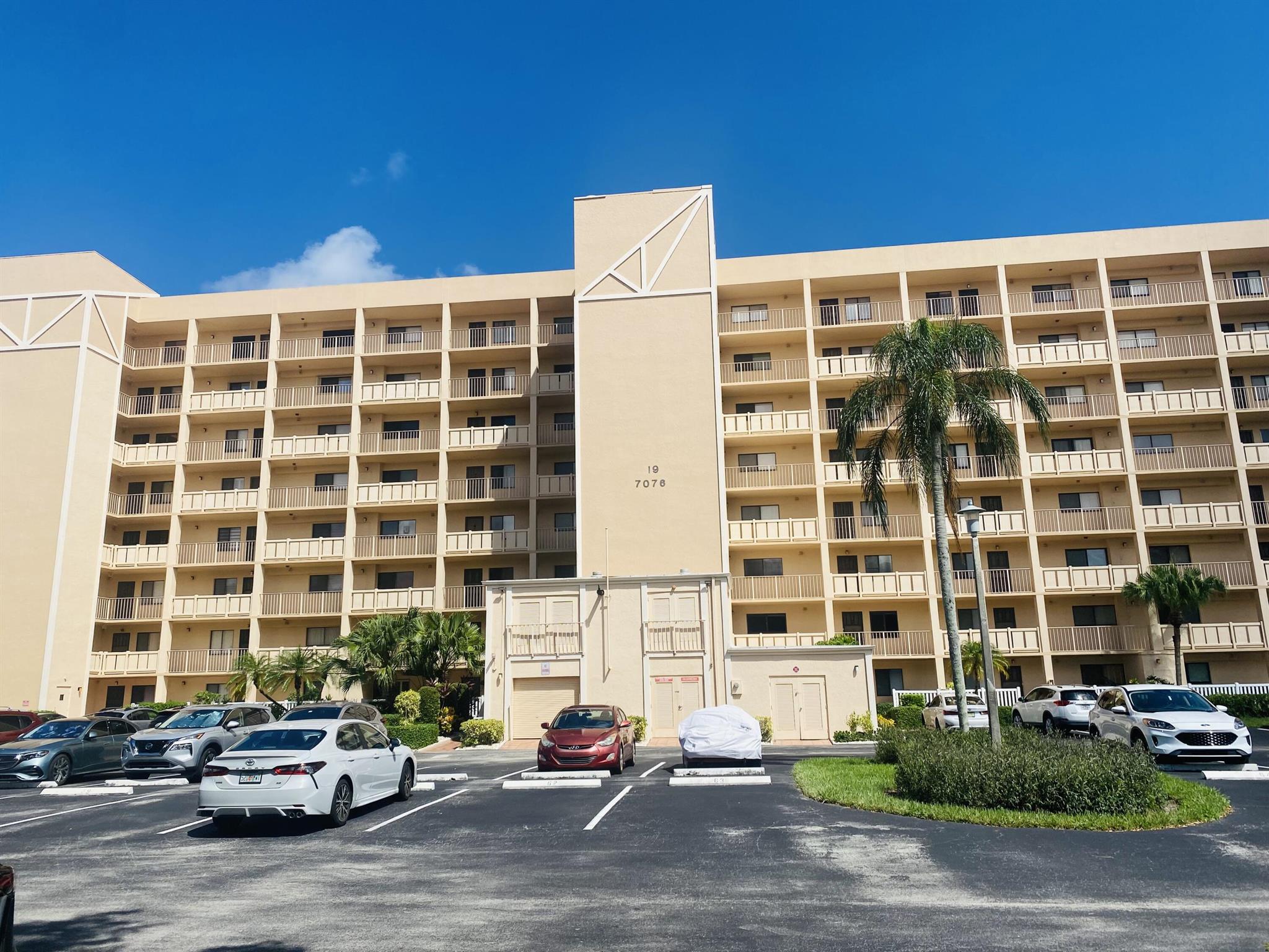 7076 Huntington Lane 801