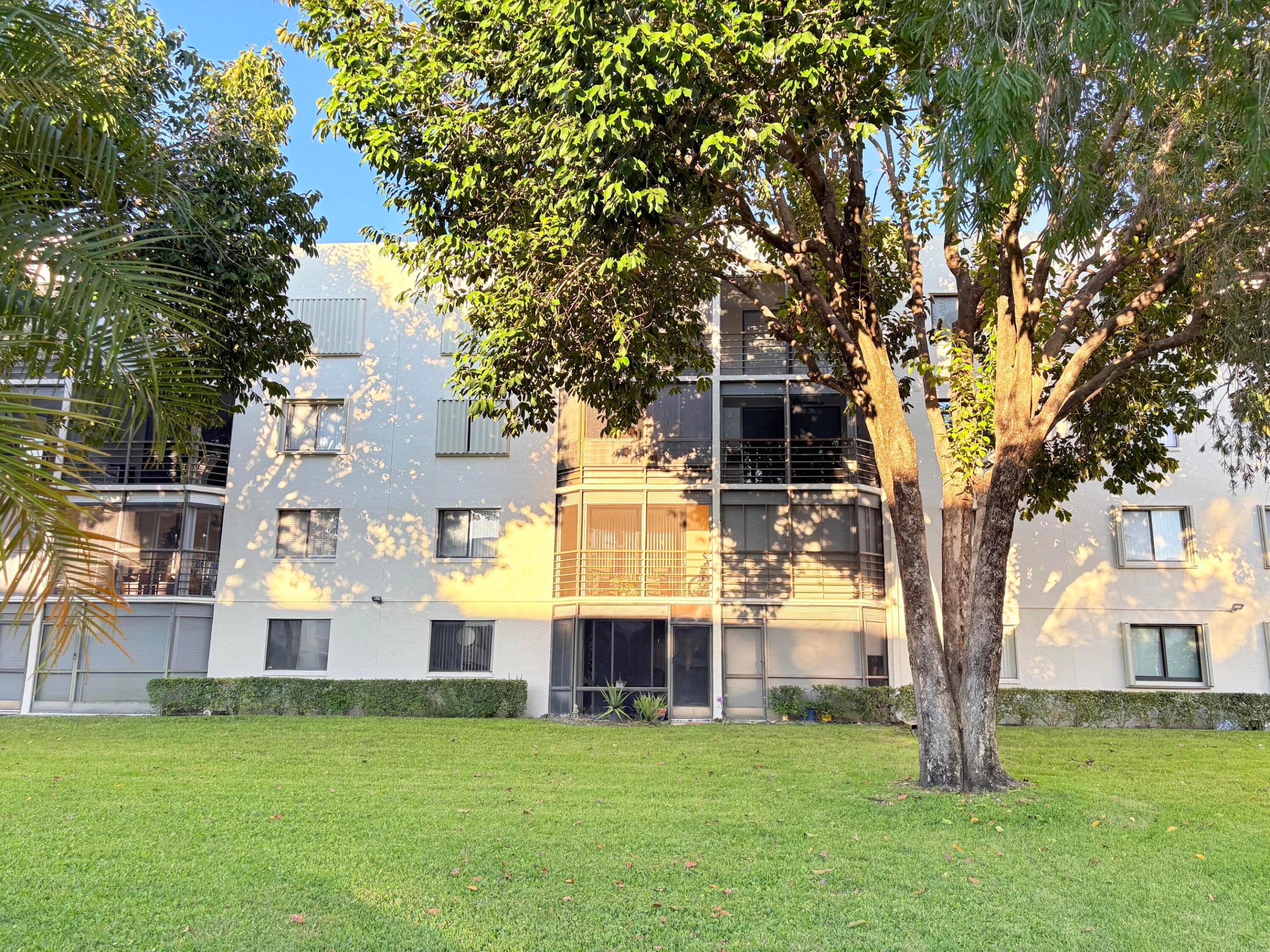 3138 Via Poinciana 306