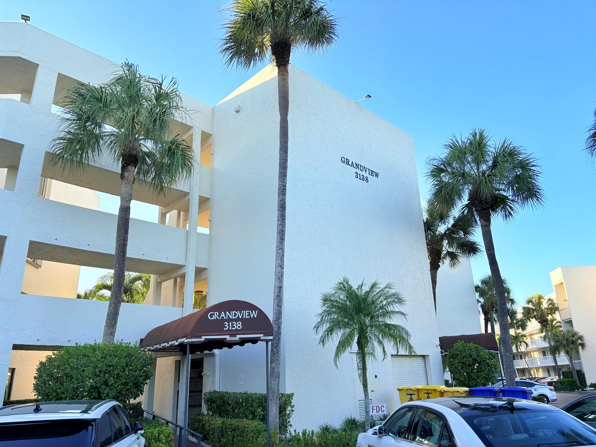 3138 Via Poinciana 306