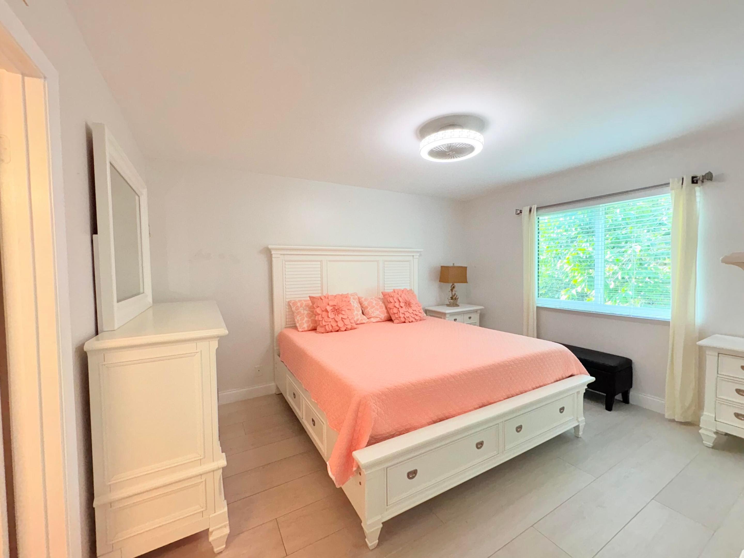 3138 Via Poinciana 306