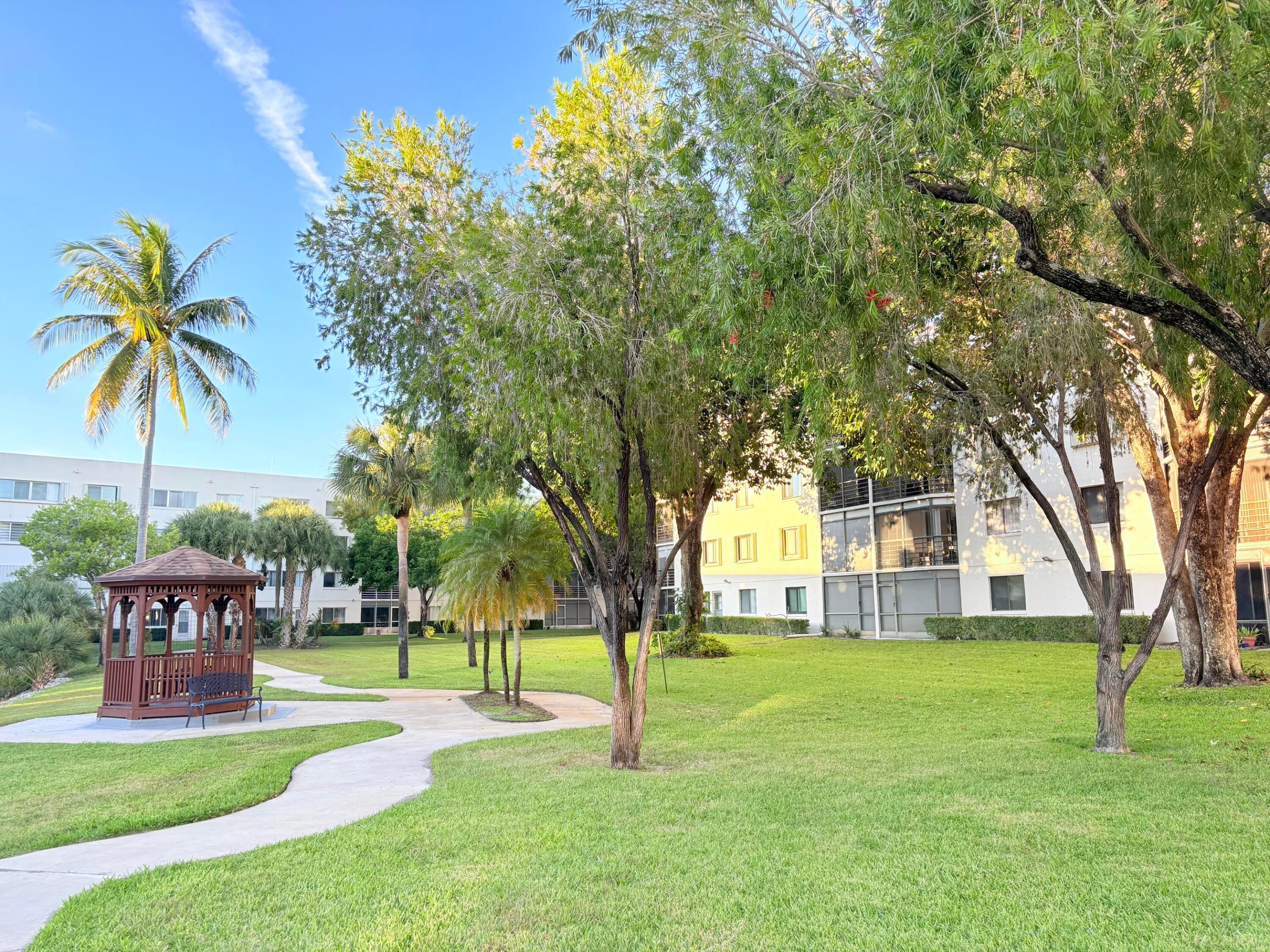 3138 Via Poinciana 306