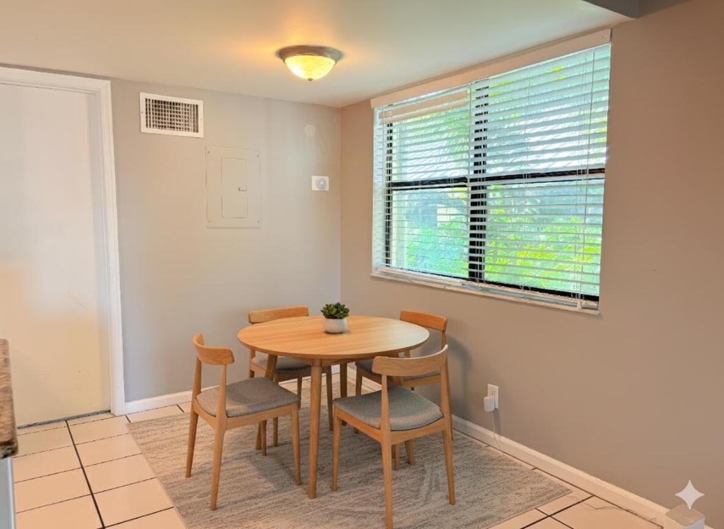 1455 Holly Heights Drive 22