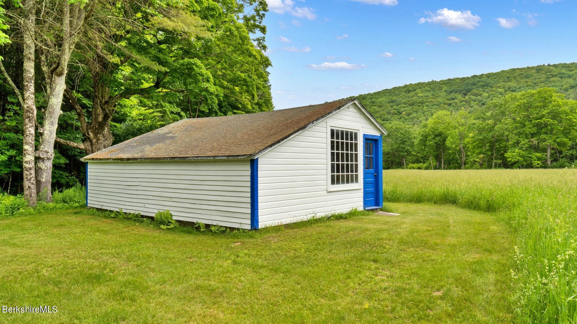 601 East River Rd