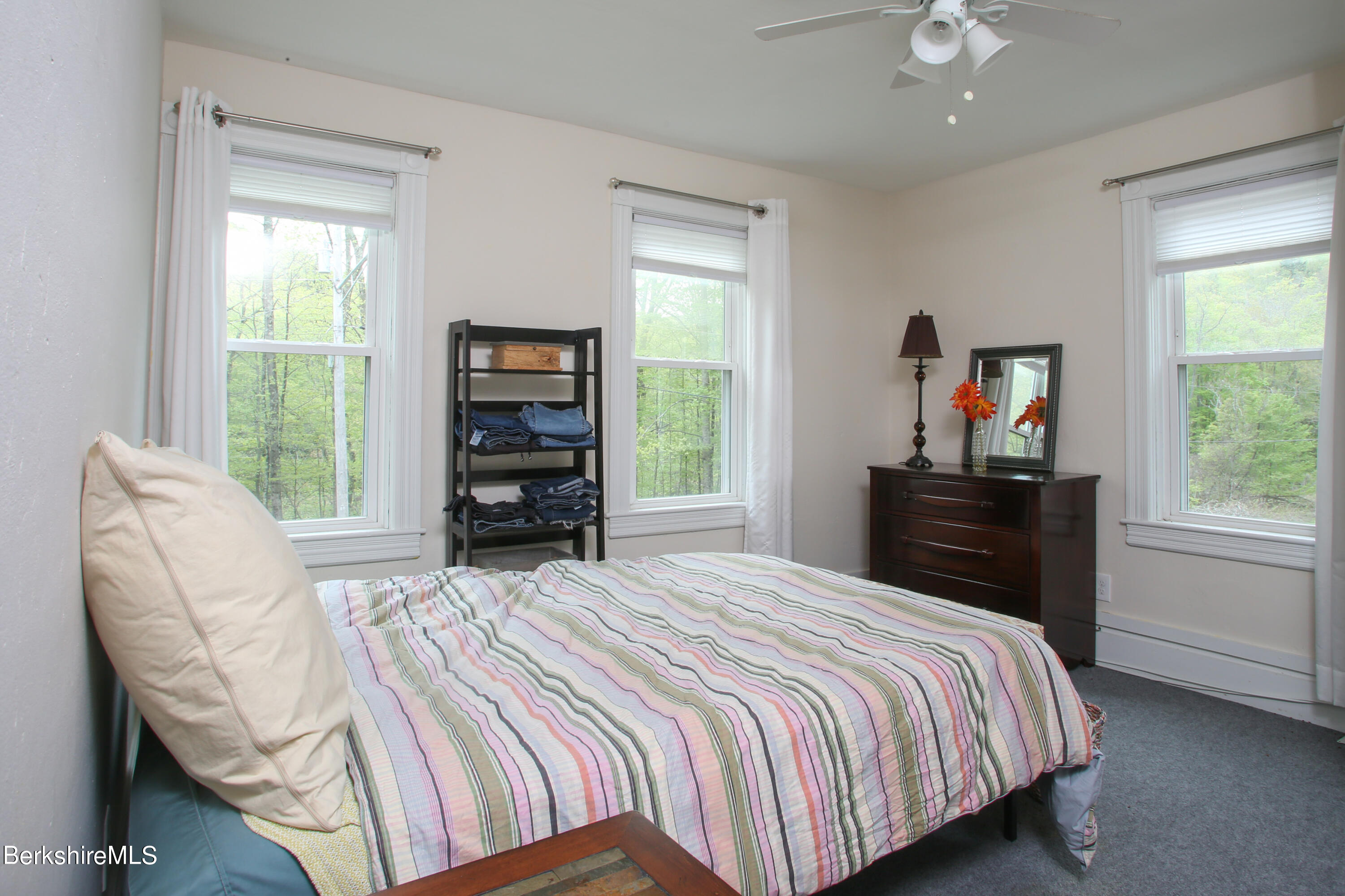 327 River Rd