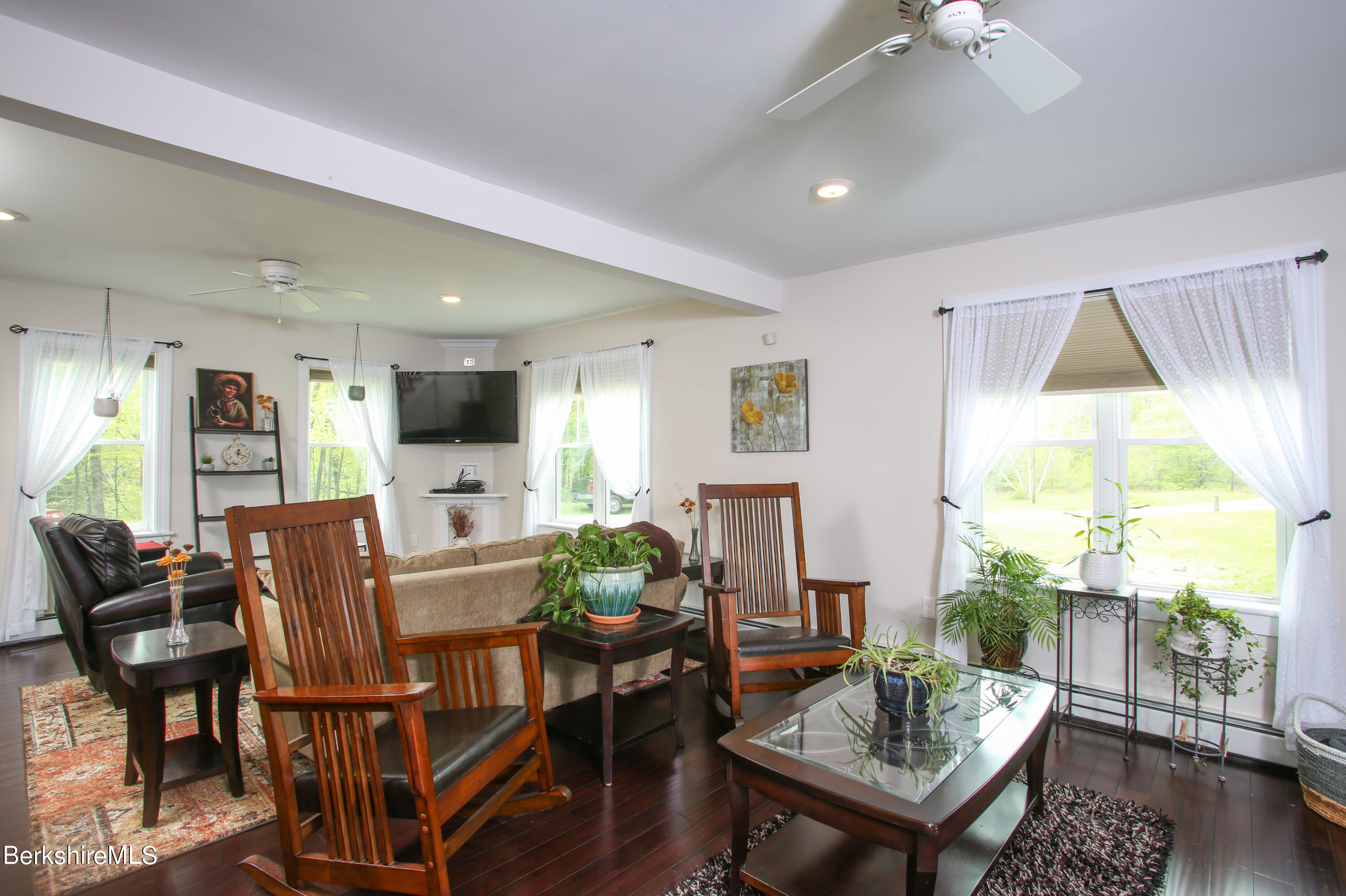 327 River Rd