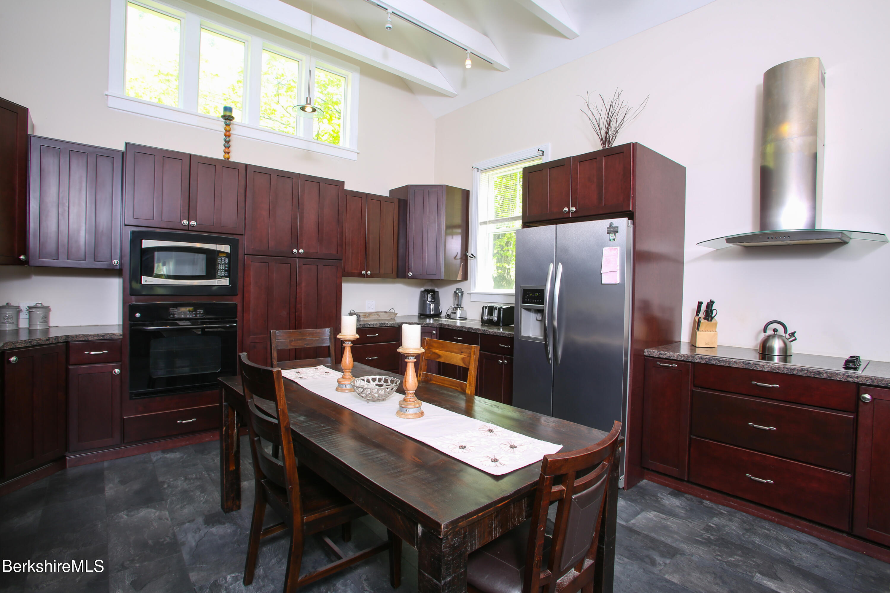 327 River Rd