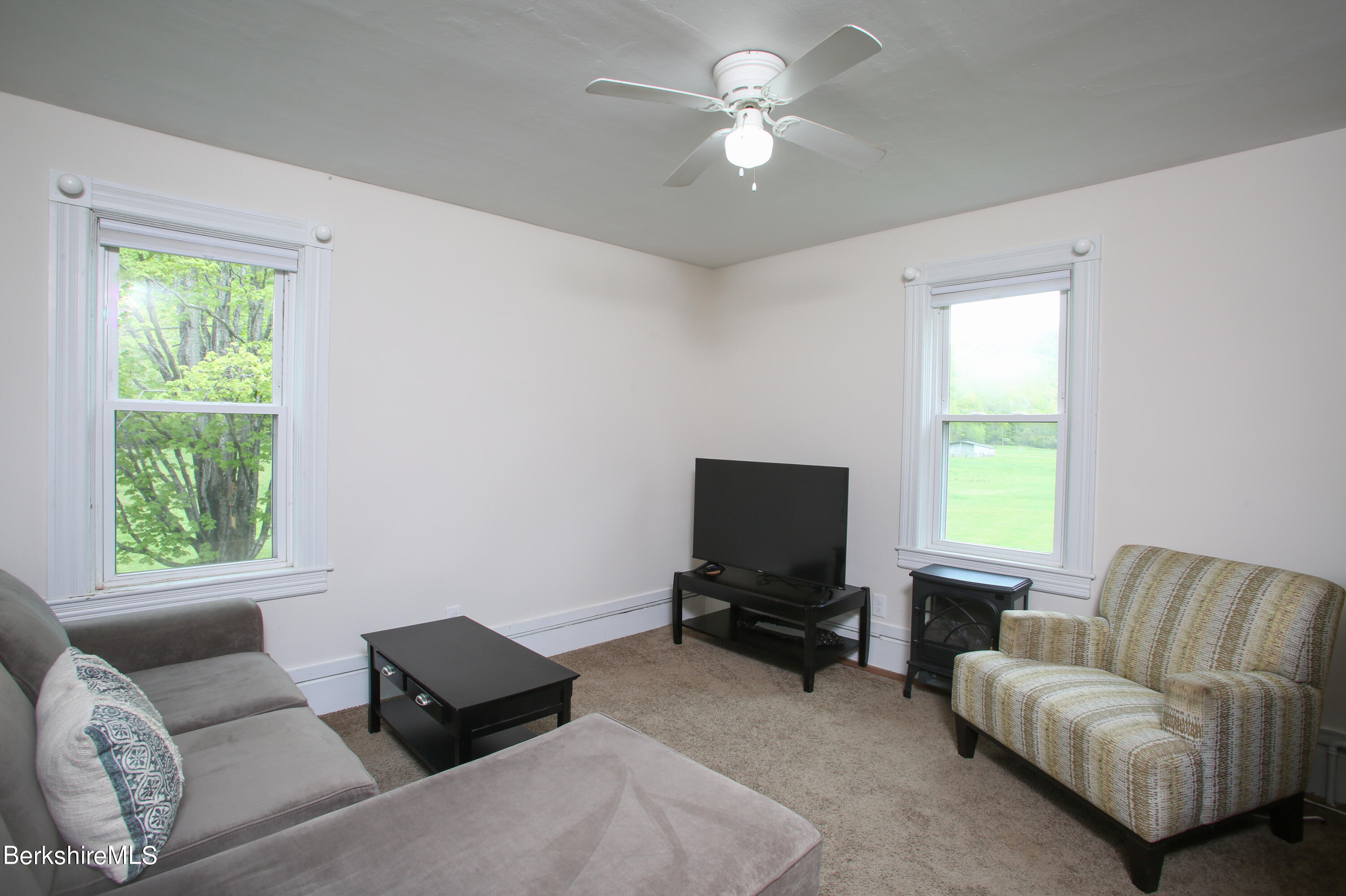 327 River Rd