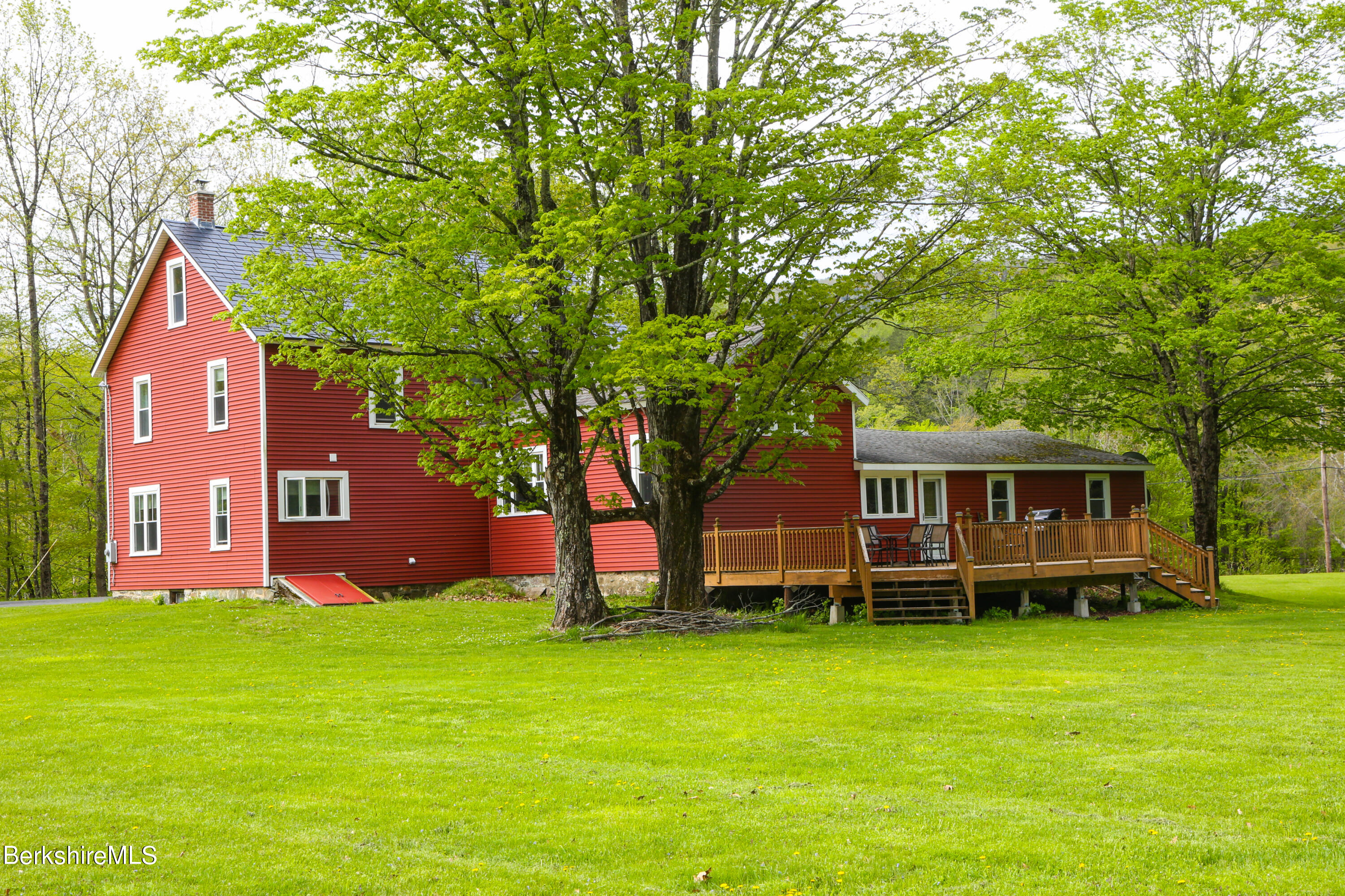 327 River Rd