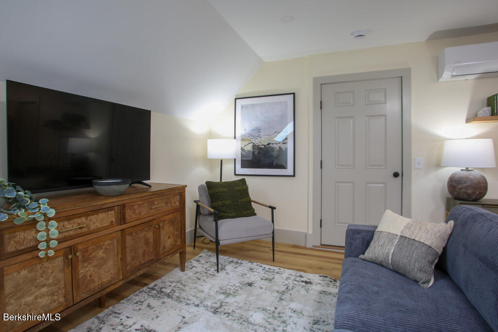 44 Main St 3