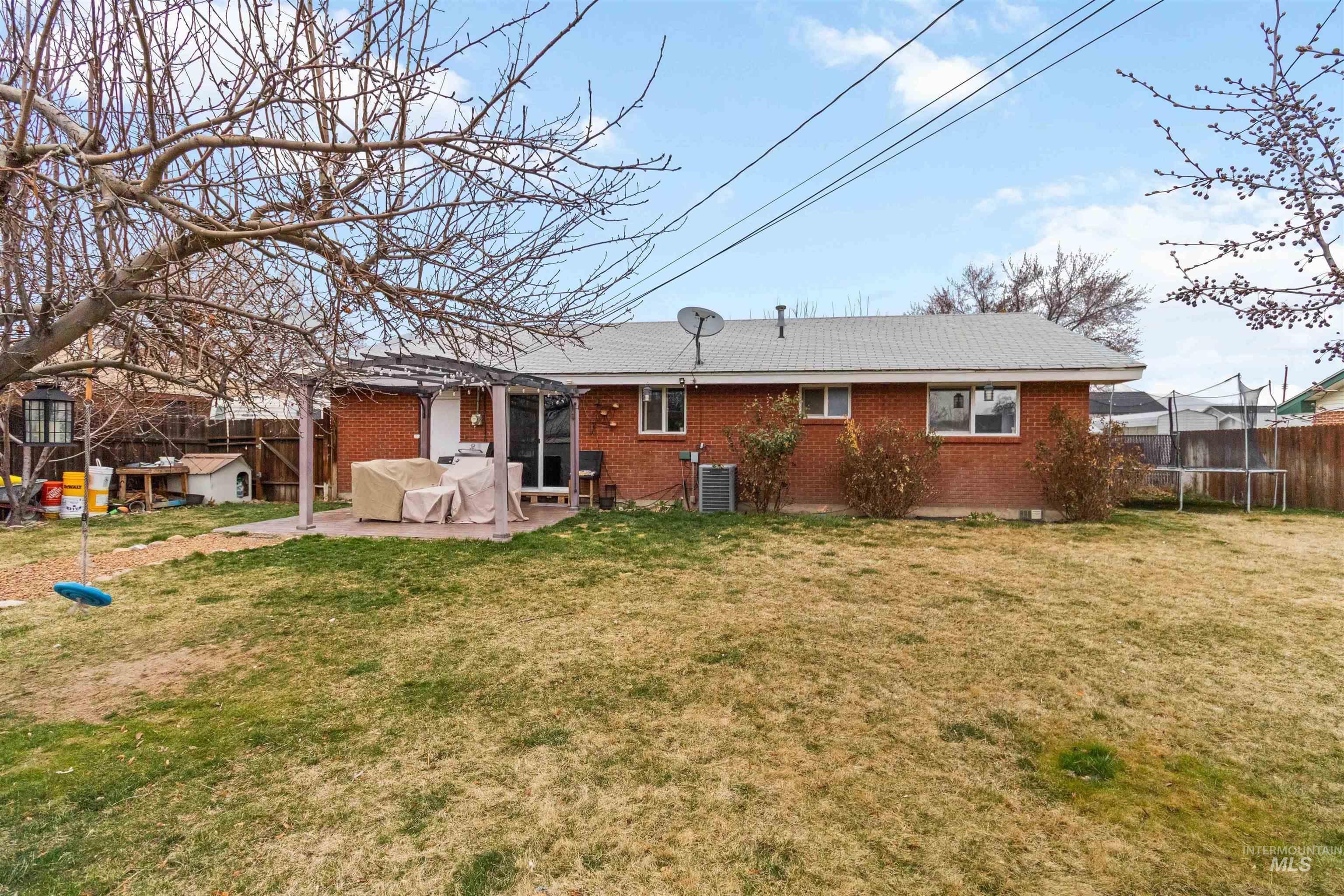 885 E 17th N