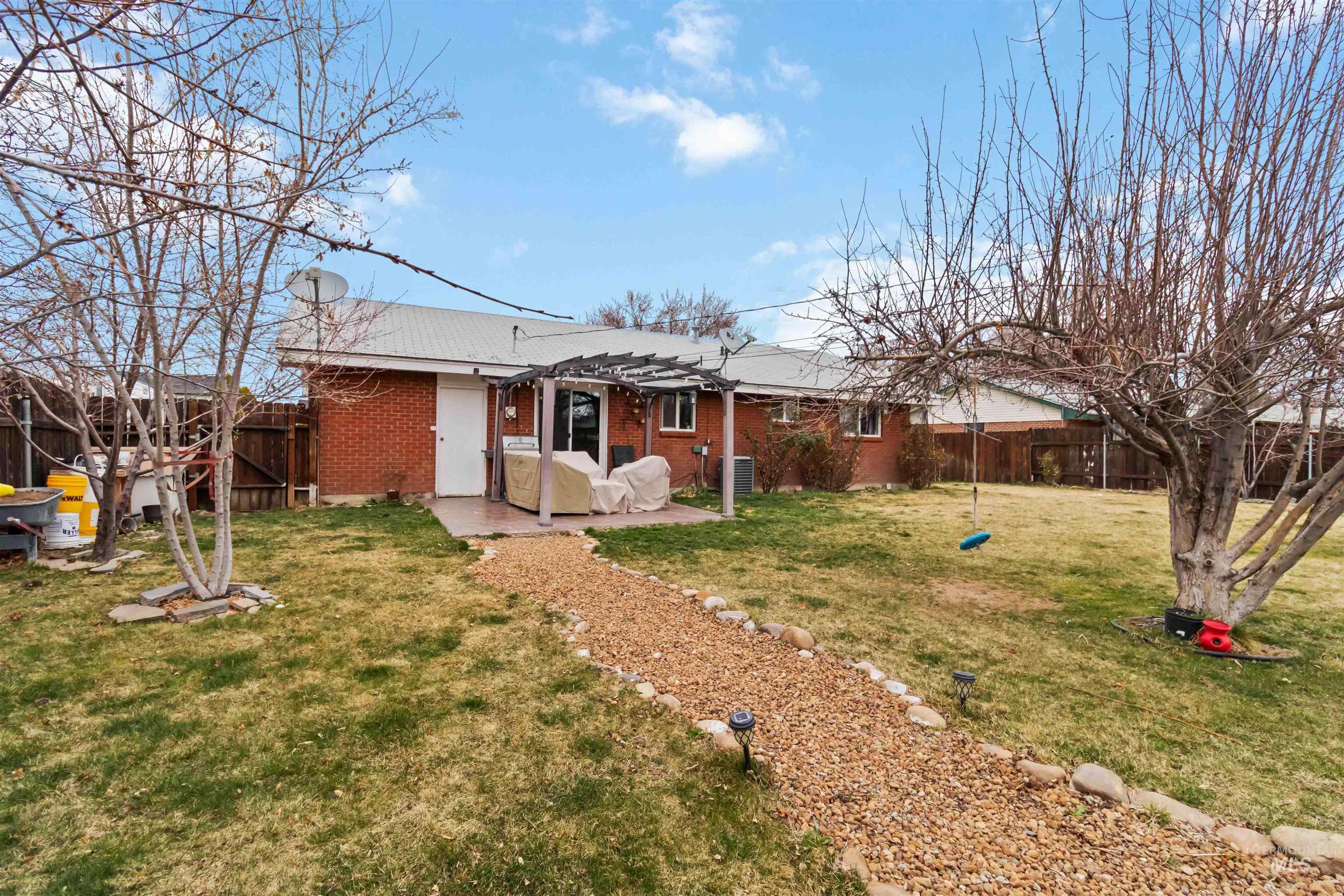 885 E 17th N