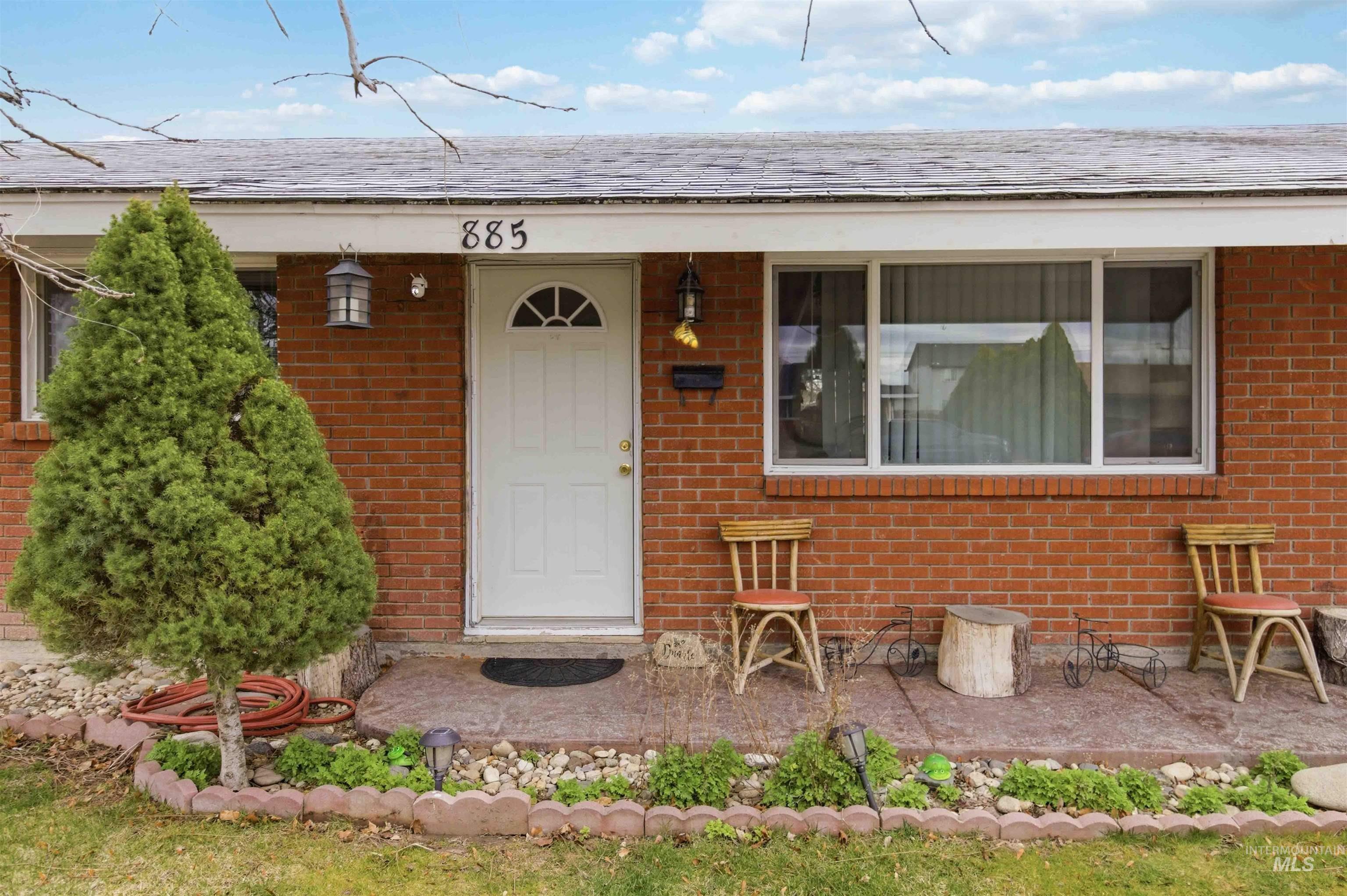 885 E 17th N