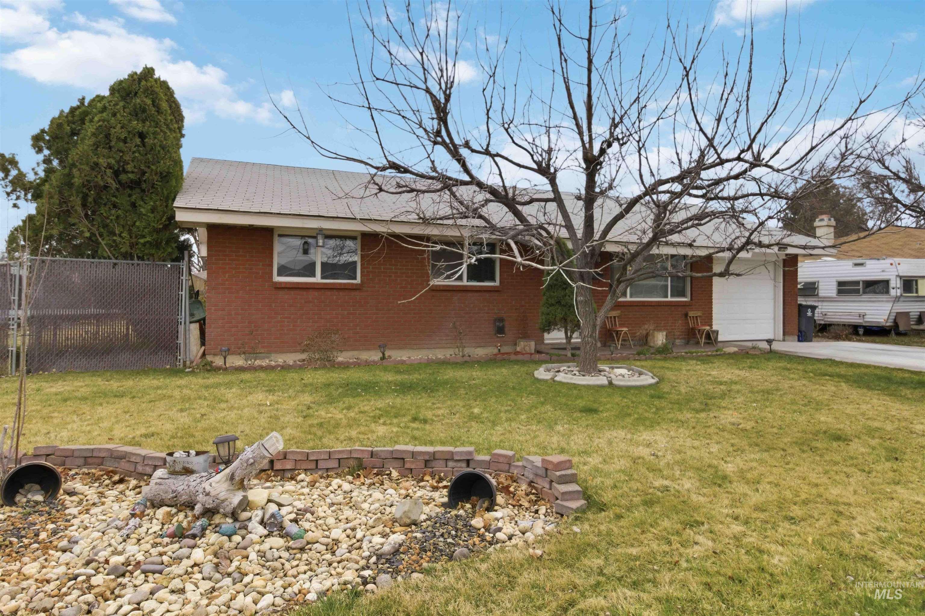 885 E 17th N