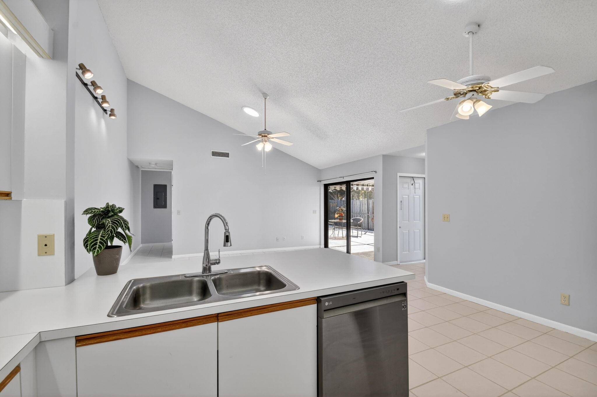 1604 Timberlane Circle
