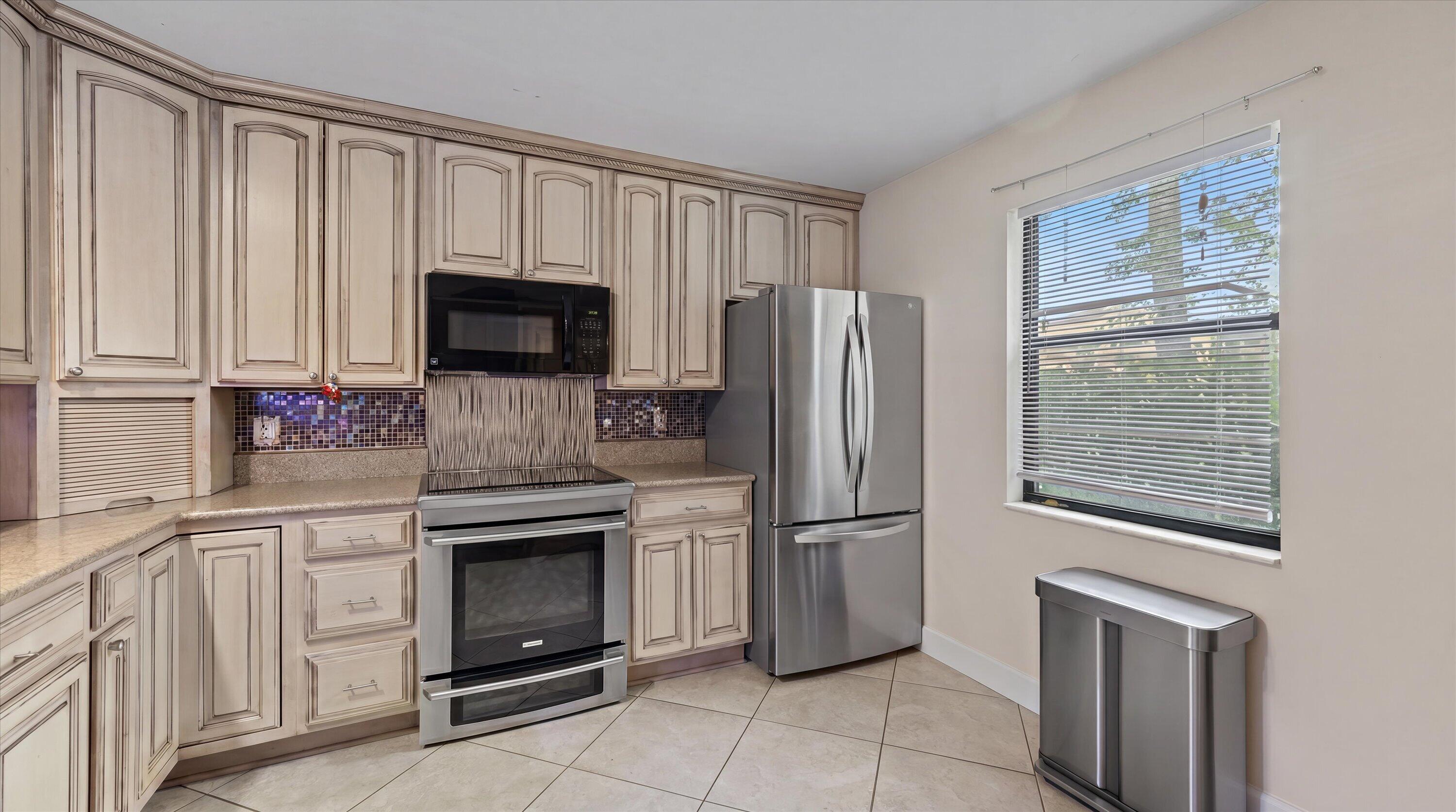 1303 LAKEVIEW Drive E