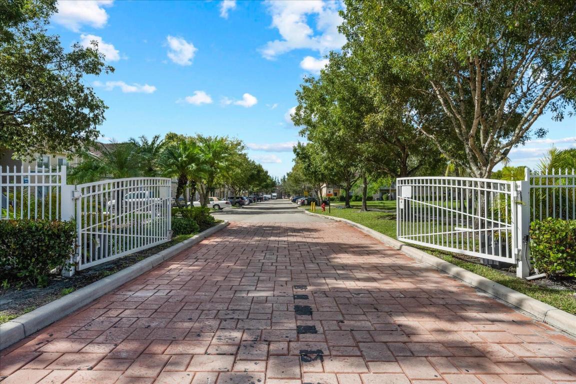 1049 Golden Lakes Boulevard Unit: 124